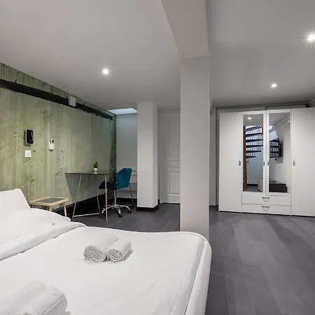 New Two Bedroom Two Bathroom 15 Near Eiffel With Air Conditioning